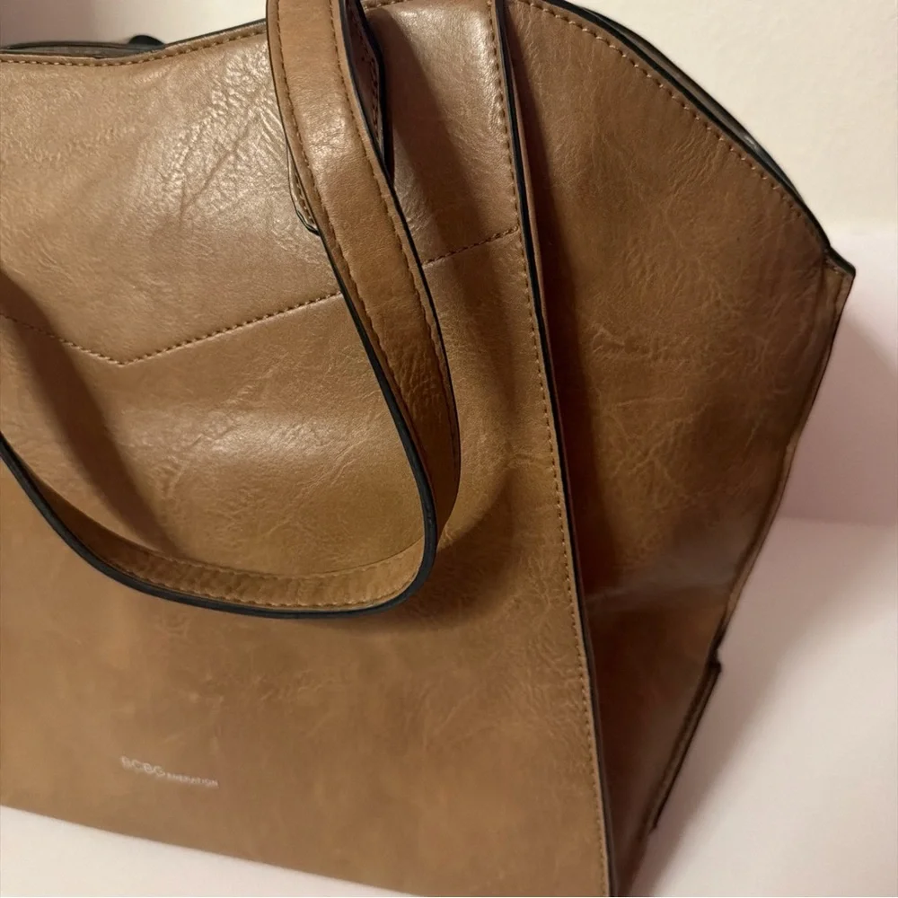 BCBG Maxazria Women's Handbag Zipper Closure 100% Leather material  Brown Color‎